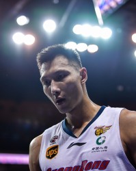 开云电子-两年前此日，易建联通过社交媒体宣告退役，终结二十一载篮球征程