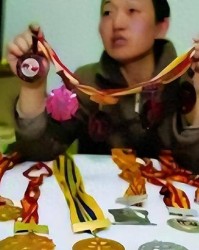 举重冠军邹春兰退役后沦为搓澡工，遭教练下药终身不育，最终嫁给和尚