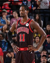 开云电子-伦纳德-米勒近三场对阵勇士湖人快船场均18.7+9.3+1.3抢断