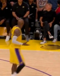 开云官方网站-担当！詹姆斯询问教练组：八村几犯了？有必要的话 我来防约基奇