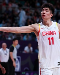 开云电子-赵睿：余嘉豪在欧洲拉练的时候打得很好 来回跑、体能是他的弱项