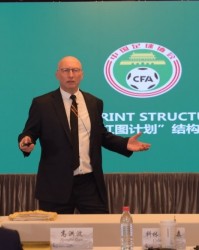 开云电子-直播吧：前足协技术总监克瑞斯抵达北京 有望出任国足选帅顾问