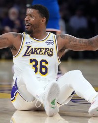 开云电子-防守大闸！斯玛特本赛季已5次单场送出4+抢断 今天5断立大功