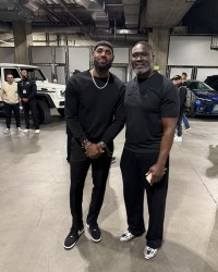 开云登录入口地址-让詹姆斯看起来很小只🤣阿杜·蒂耶罗父亲晒照：我和GOAT🐐